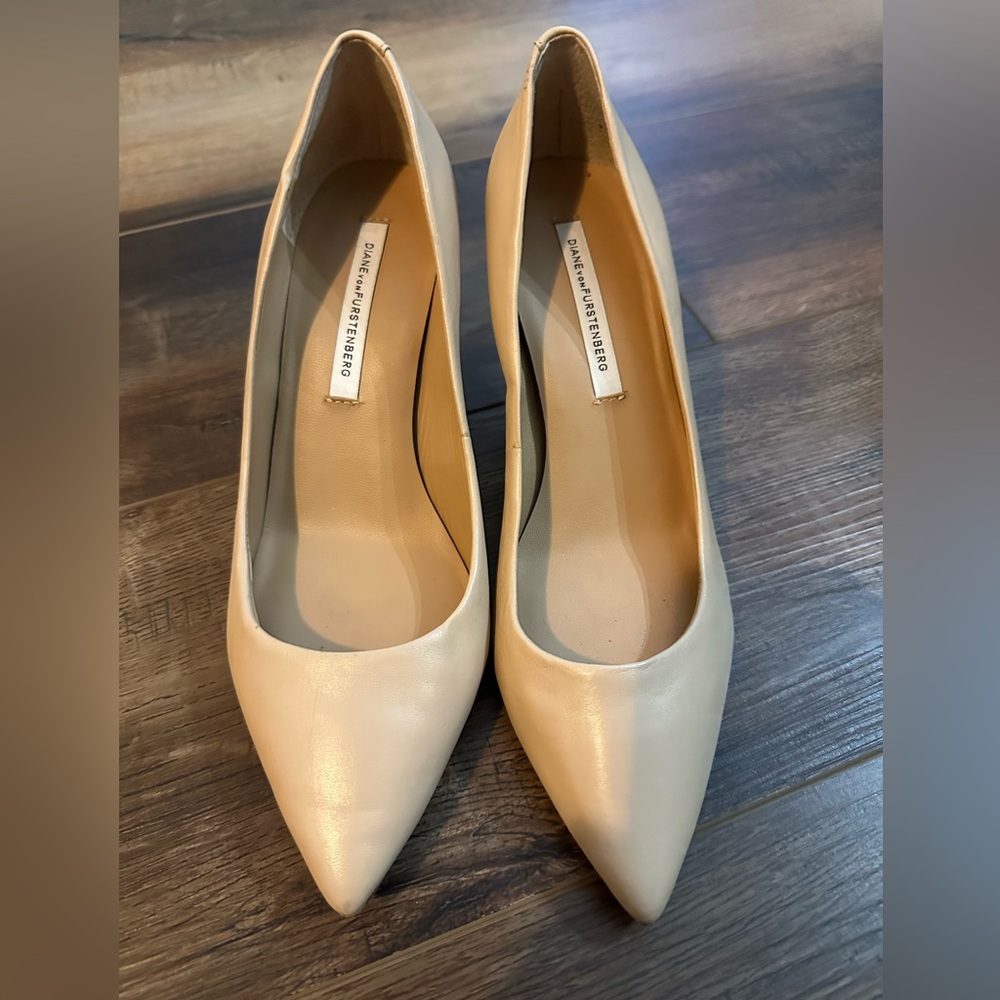 Diane Von Furstenberg OLEE Nude Leather Pumps 6.5  Heels Shoes. 3” heels